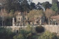 Casa Mantero antes das obras de recuperação e Monumento aos Combatentes da I Grande Guerra na correnteza.