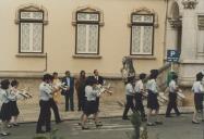 Atuação de uma banda durante as comemorações do 25 de Abril no largo Virgílio Horta em frente aos paços do concelho de Sintra.