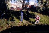 Trabalhando a terra durante uma acção de formação de jardinagem.