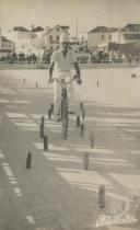 Gincana de bicicletas no ringue de patinagem da Praia das Maçãs.