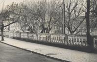 Vista parcial do jardim de Queluz entre a Avenida da República e a Rua Conde Almeida Araújo.