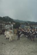 Um burro com cestos na Feira Medieval no Largo da República, em Sintra