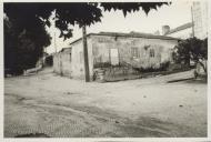 Casas no largo da Igreja de Nossa Senhora da Misericórdia de Belas.