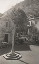 Pelourinho de Sintra no Largo Dr. Gregório de Almeida com vista para a casa dos limoeiros e a fonte Mourisca no início da volta do Duche. 