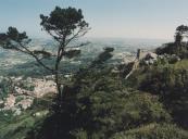 Vista parcial do Castelo dos Mouros e da Vila de Sintra.