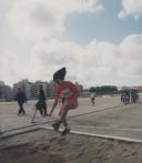 Atleta durante uma prova de saltos em cumprimento.