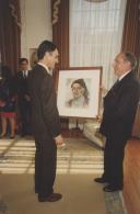 Presidente da Câmara Municipal de Sintra, João Francisco Justino, a oferecer uma pintura a óleo do Pintor Domingos Saraiva "O Saloio", ao 1.º Ministro Anibal Cavaco Silva, durante um  almoço no Hotel Palácio dos Seteais onde estiveram vários presidentes de Câmaras.