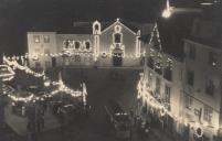 Vista noturna do largo Dr. Gregório de Almeida com a Igreja da Misericórdia de Sintra durante as Festas de Nossa Senhora do Cabo Espichel.