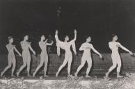 Atuação de um grupo de bailado no ringue do Parque da Liberdade em Sintra.