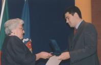 Condecoração com a medalha do Concelho de várias personalidades, entre elas o Vereador Marco Almeida e a viúva de José Alfredo da Costa Azevedo, Maria de Lurdes.