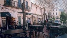 Esplanada no Largo da Vila de Sintra, com vista para o turismo.