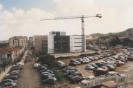 Vista parcial da Portela de Sintra com o Edifício do Departamento de Urbanismo em construção. 