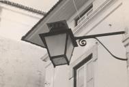 Colocação de candeeiros para iluminação pública da Rua Dr. Félix Alves Pereira em Sintra.