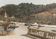 Fonte na escadaria do Palácio Nacional de Sintra com vista para o terreiro da Rainha.