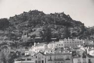 Vista parcial da vila de Sintra e da serra com o Castelo dos Mouros.