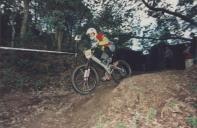 Ciclista durante uma prova de BTT na serra de Sintra.