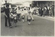 Desfile no II Cortejo Regional na Volta do Duche durante as festas de Nossa Senhora do Cabo Espichel, na freguesia de São Martinho.