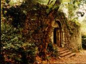 Ruínas da capela de São Pedro de Canaferrim, no Castelo dos Mouros.