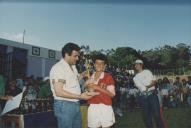 Entrega de troféus num torneio de futebol.