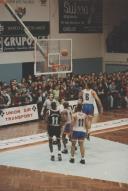 Jogo de basquetebol no pavilhão gimnodesportivo do Clube Atlético de Queluz.