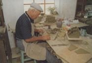 Eduardo Azenha trabalhando o barro no seu atelier em Santa Susana.