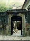 Entrada principal da Quinta dos Pisões, com o portal renascentista.