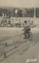 Gincana de bicicletas no ringue de patinagem da Praia das Maçãs.