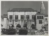 Palácio Nacional de Sintra decorado com estandartes durante as festas de Nossa Senhora do Cabo Espichel.