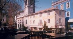 Esplanada no Largo da Vila de Sintra, com vista para a Igreja de S. Martinho.