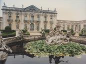 Fachada principal do Palácio de Queluz com o lago de Neptuno.