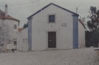 Fachada principal da antiga capela de Nossa Sr.ª da Piedade em Rio de Mouro. 