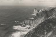 Falésias a norte do Cabo da Roca com os rochedos da Praia da Ursa.