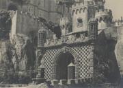 Porta férrea e fachada principal do Palácio Nacional da Pena.