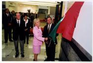 Drª Edite Estrela, presidente da Câmara Municipal de Sintra e o Primeiro Ministro Dr. António Guterres a descerrar uma placa durante a inauguração do Centro Cultural Olga Cadaval.