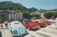 Exposição de carros clássicos do Rally de Inglaterra no largo Rainha Dona Amélia em frente ao Palácio Nacional de Sintra.