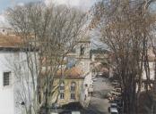 Vista parcial da praça da República na Vila de Sintra com a igreja de São Martinho e a Torre do Relógio.     