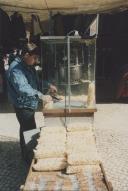 Vendedor de pipocas na Feira de São Pedro.