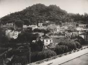 Vista parcial da Vila de Sintra com o Palácio Valenças, a Casa dos Penedos e o Castelo dos Mouros.