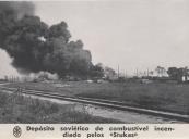 Depósito soviético de combustível incendiado pelos "Stukas" durante a II Guerra Mundial.