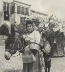 Saloia com um burro no largo do Palácio Nacional de Sintra.