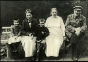 Lenin, N. K. KrúpsKaya y A. I. Elizárova con el sobrino Victor y Viera, hija de un obrero.