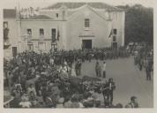 Cortejo de oferendas em frente à capela da Misericórdia da Vila de Sintra.