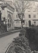 Fonte mourisca na volta do Duche em frente ao edifício dos Bombeiros Voluntários de Sintra e da Pensão Bristol.