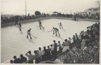 Jogo de hoquei em patins na Praia das Maçãs durante o festival de Sintra.