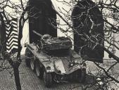 Tanque de guerra no Largo do Carmo durante a revolução de 25 de abril de 1974.