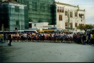 Partida dos atletas para a corrida do grande prémio "Fim da Europa", no largo da Rainha Dona Amélia.