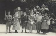 Grupo de pessoas vestido com traje saloio.