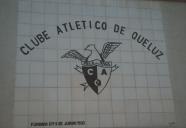Painel de azulejos com as insígnias do Clube Atlético de Queluz.
