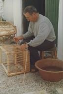 Manuel Sobrinho, artesão de Gouveia, trabalhando o vime.
