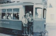 Funcionários e passageiros no Elétrico de Sintra.